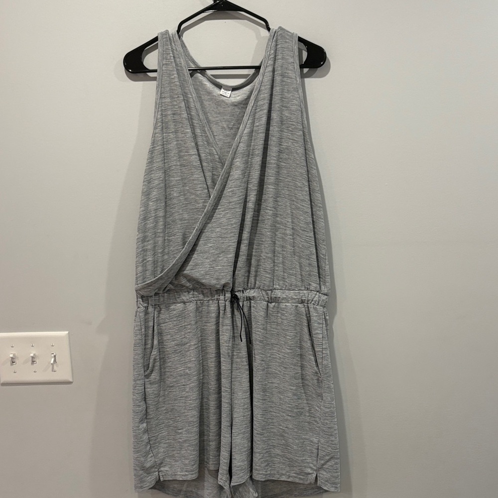 Old Navy Active Gray Breathe On Top